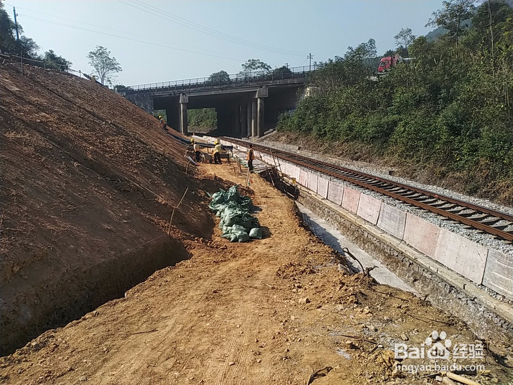 在铁路线路旁施工如何确保行车安全？