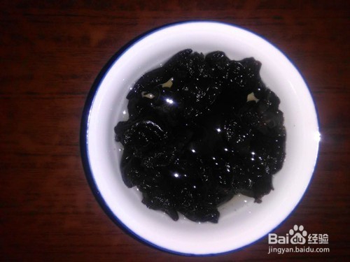 既能防治骨质疏松又能养颜补血的洋葱炒木耳