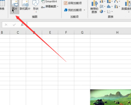 excel 插入图片的时候，如何让图片自动的根据插入的表格大小而自动改变大小填充表格。