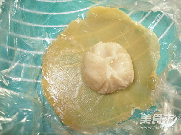 广式咸蛋黄莲蓉月饼