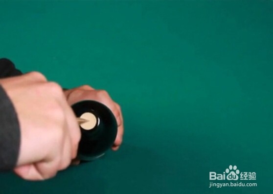 不用开瓶器,多种方法轻松开红酒