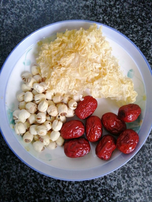 红枣银耳莲子羹