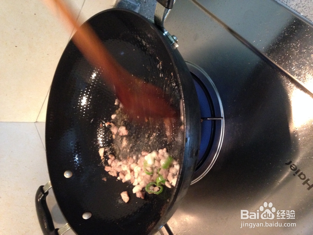 怎样在家做豌豆炒肉丁