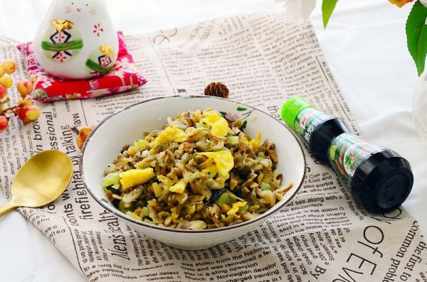 鸡蛋热炒鲜味槐花