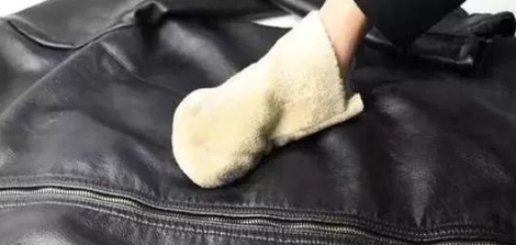 皮衣上面有白点怎么去除