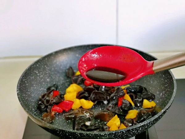 牛肉彩椒炒木耳