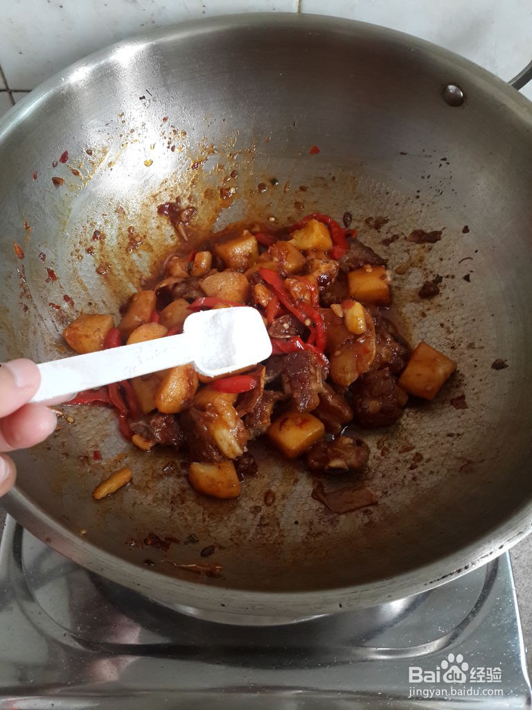 土豆焖排骨的做法