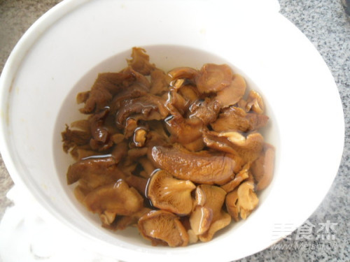 鸡腿烧元蘑的做法