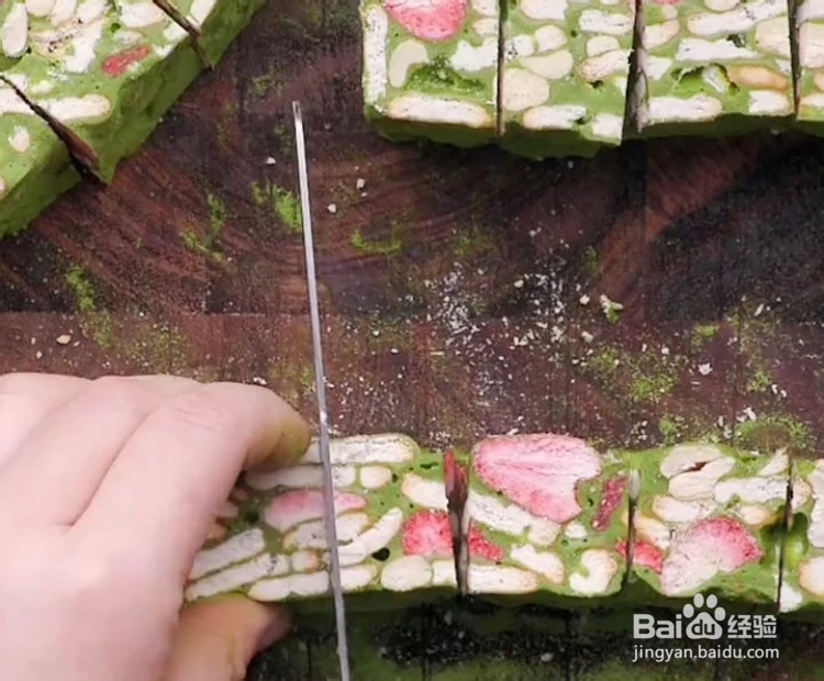入口酥脆甜而不腻的——抹茶草莓雪花酥