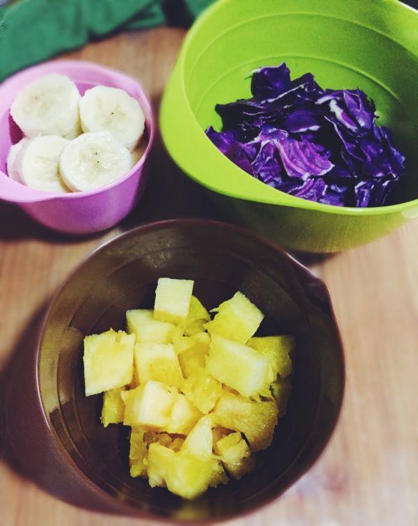 紫甘蓝菠萝香蕉奶昔