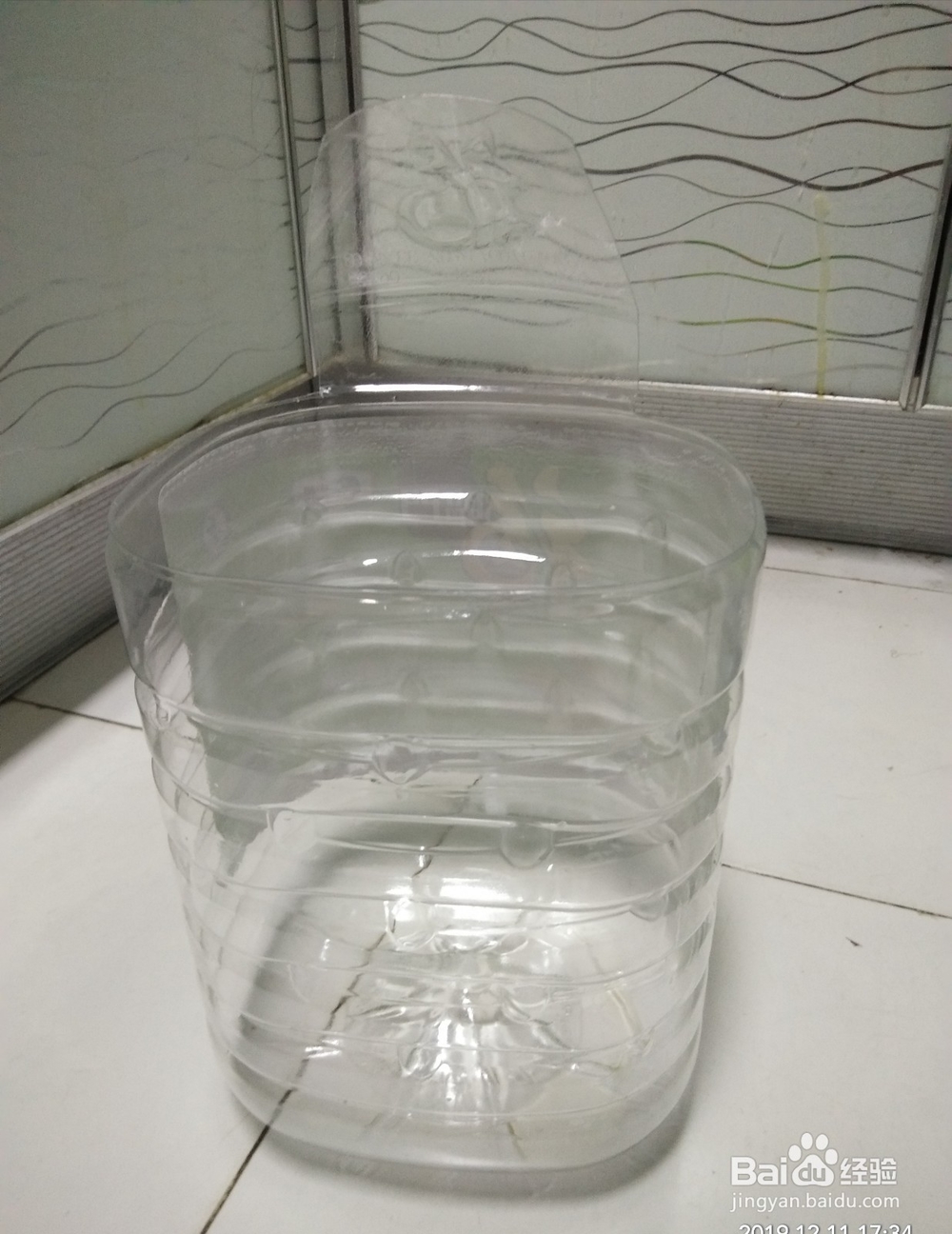 家庭小妙招-可挂厨房柜门垃圾桶的制作方法