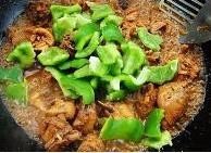 制作美味的红烧鸡块