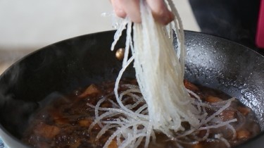 如何做一道东北口味的猪肉炖粉条？