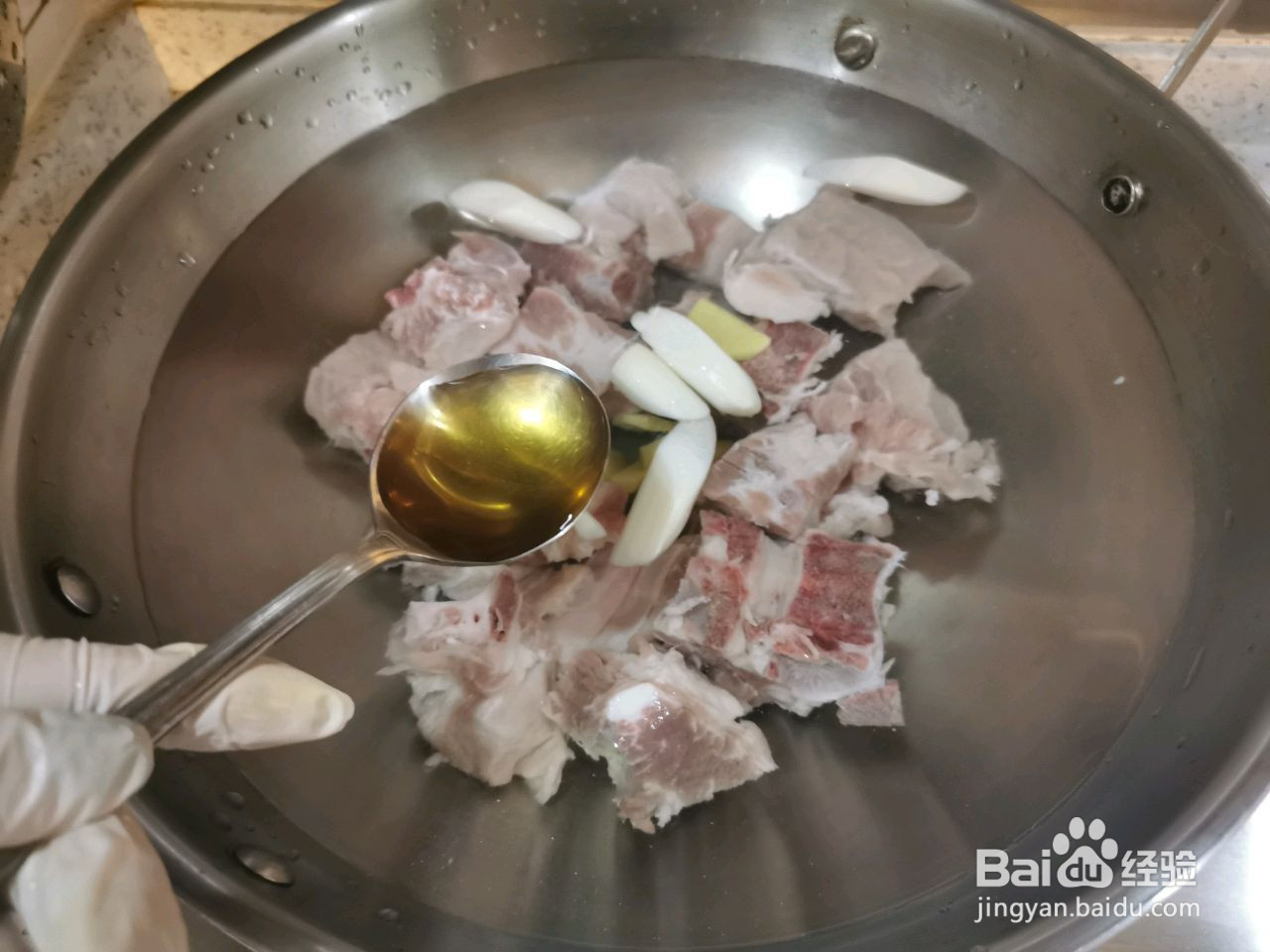 东北酸菜炖排骨的做法