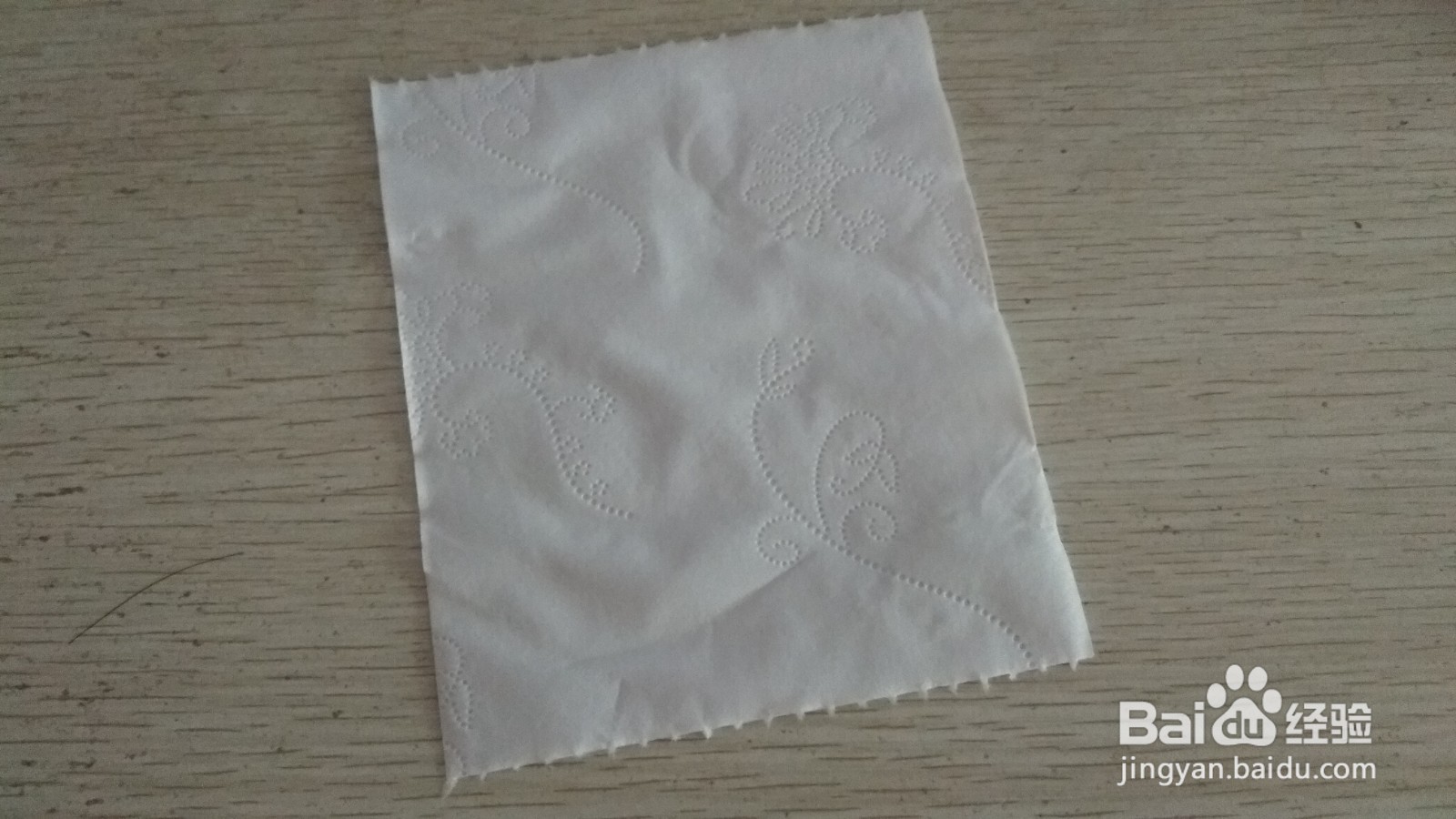 如何用一块手纸和一个中性笔芯做简易的手机支架