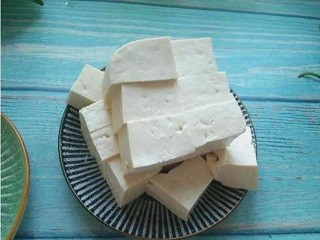 五花肉炖豆腐怎么做？