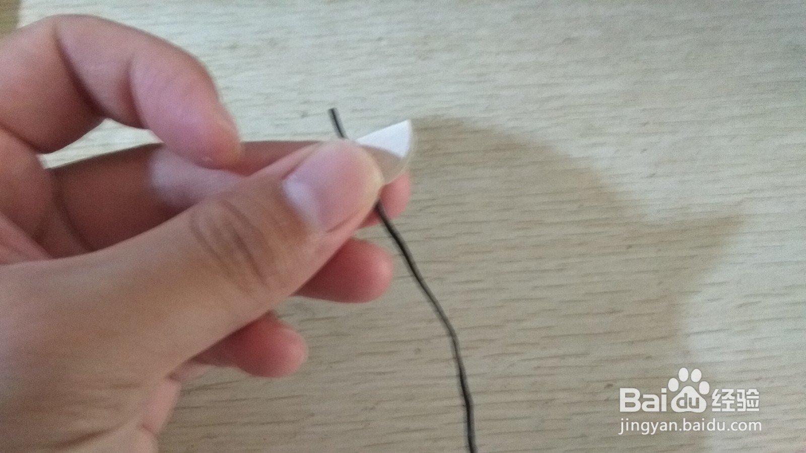 如何用数据线绑绳和圆形画纸做简易的钢笔支架