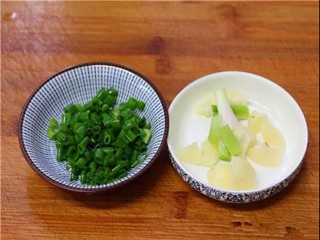 土豆焖排骨怎么做？