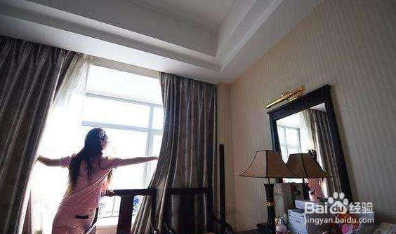 长久不住的房子窗是开好还是关好？