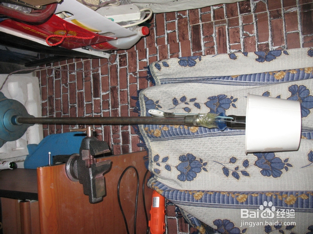 怎样废旧利用糖果桶制作地灯罩子