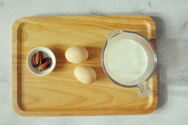 牛奶碧根果蛋羹