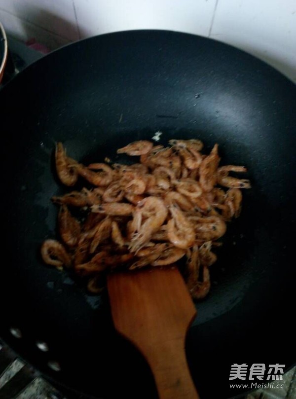 油爆小河虾的做法