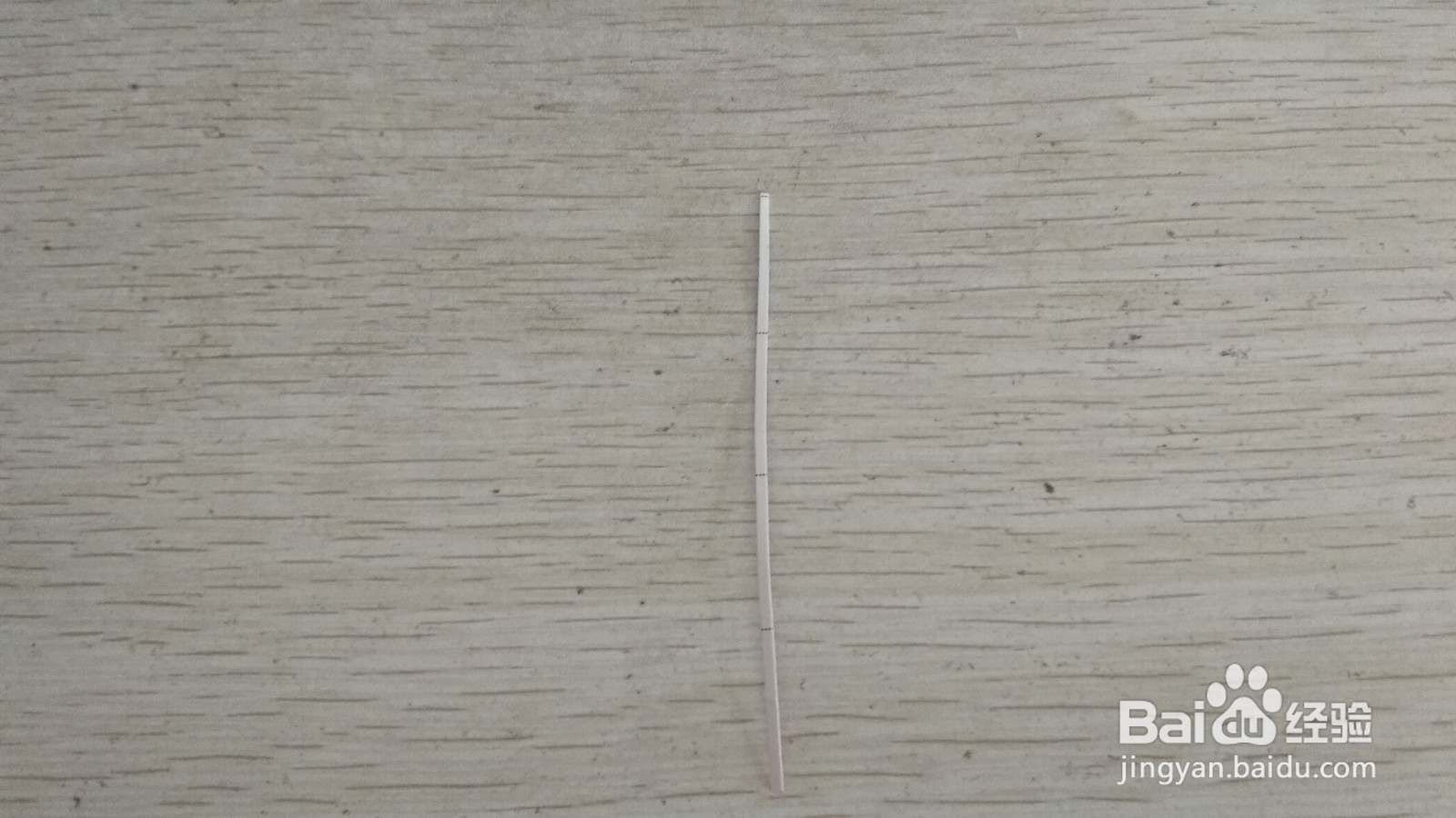 如何用两个细长长方形硬卡纸做简易的中性笔支架