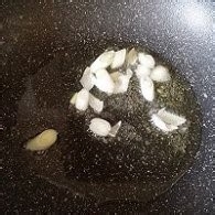 制作番茄丝瓜蛋汤