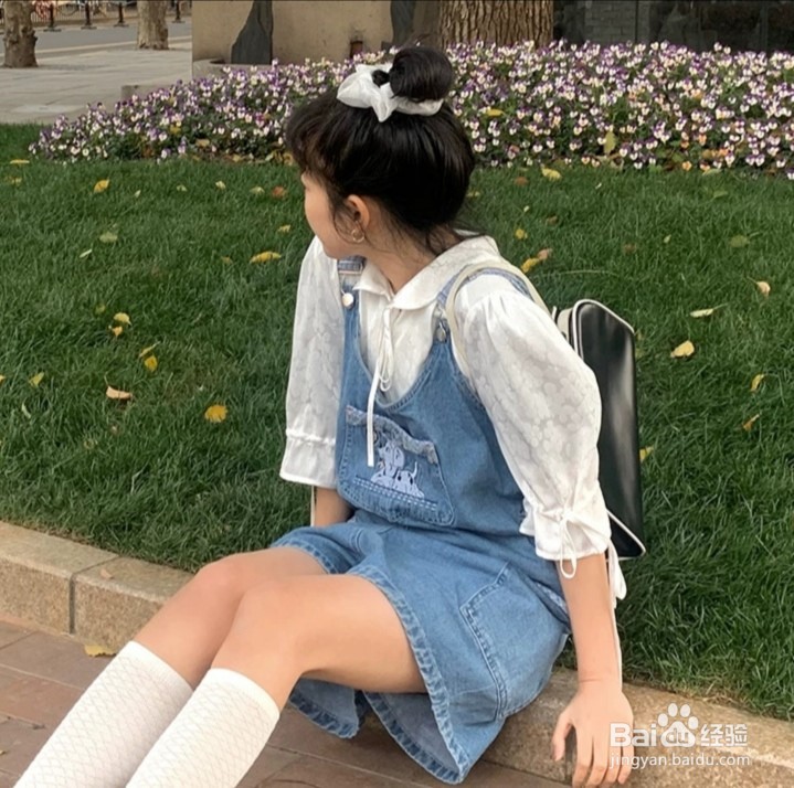 背带牛仔裤怎样穿才够出彩