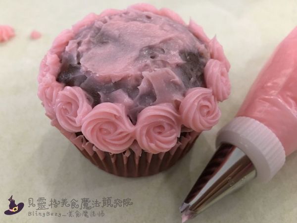 玫瑰花束奶冻裱花马芬杯子蛋糕