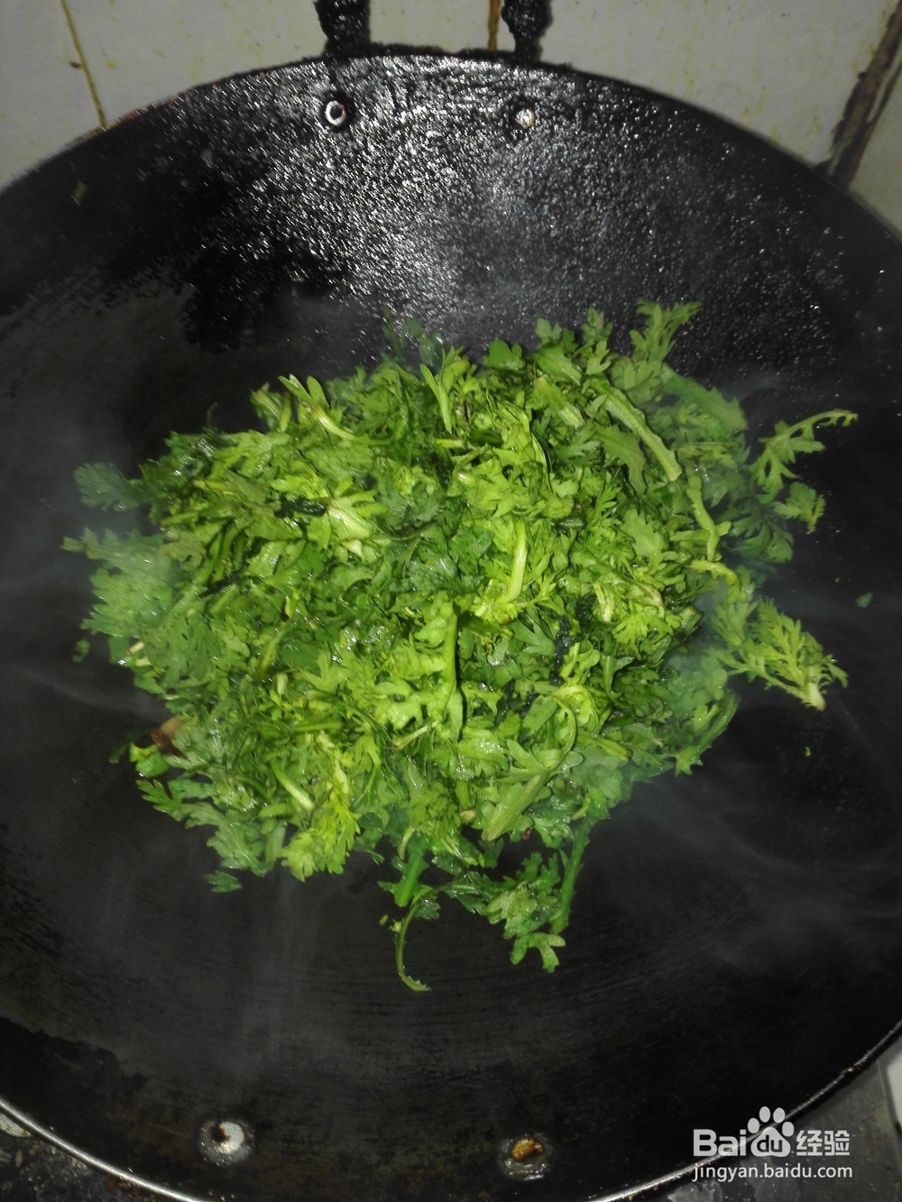 腊肉炒茼蒿叶的做法