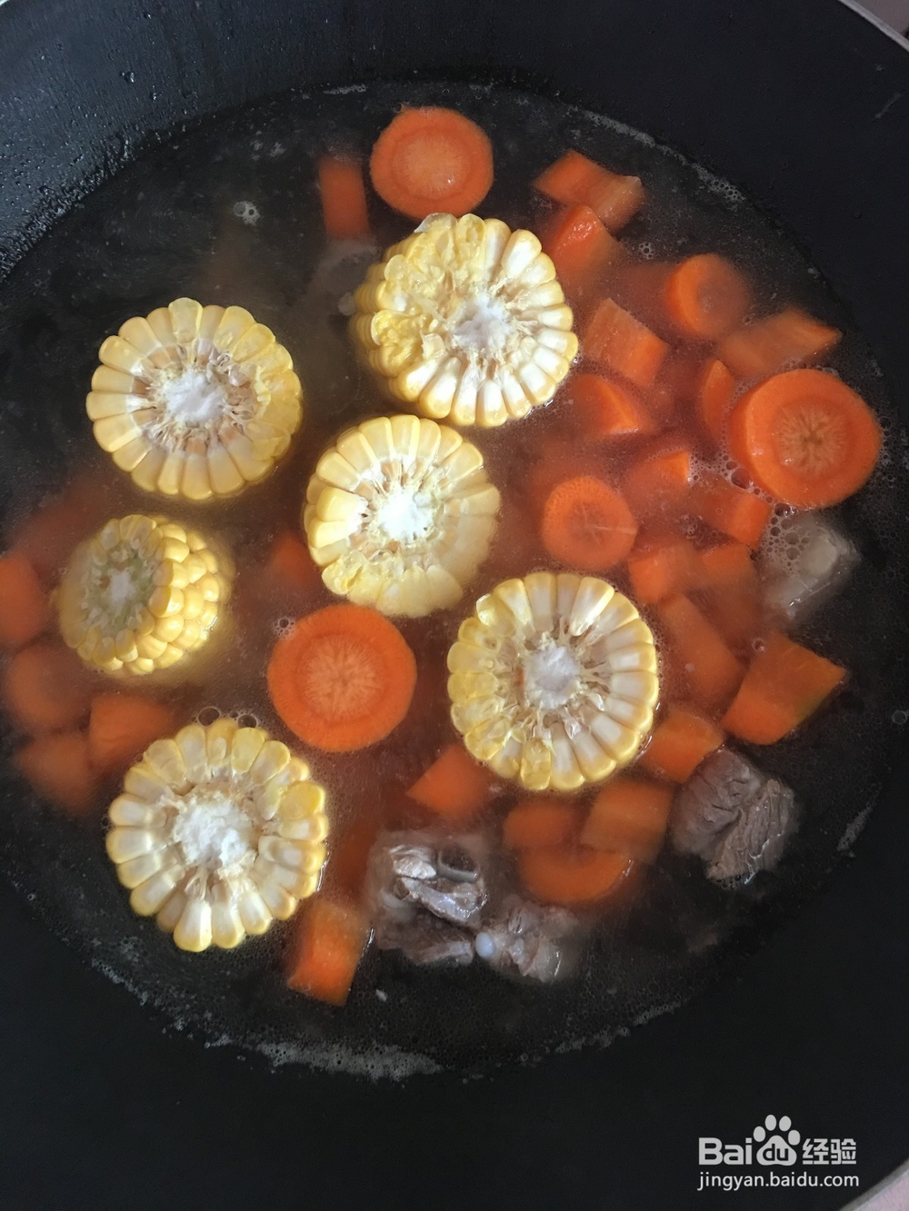 玉米胡萝卜排骨汤的家庭做法