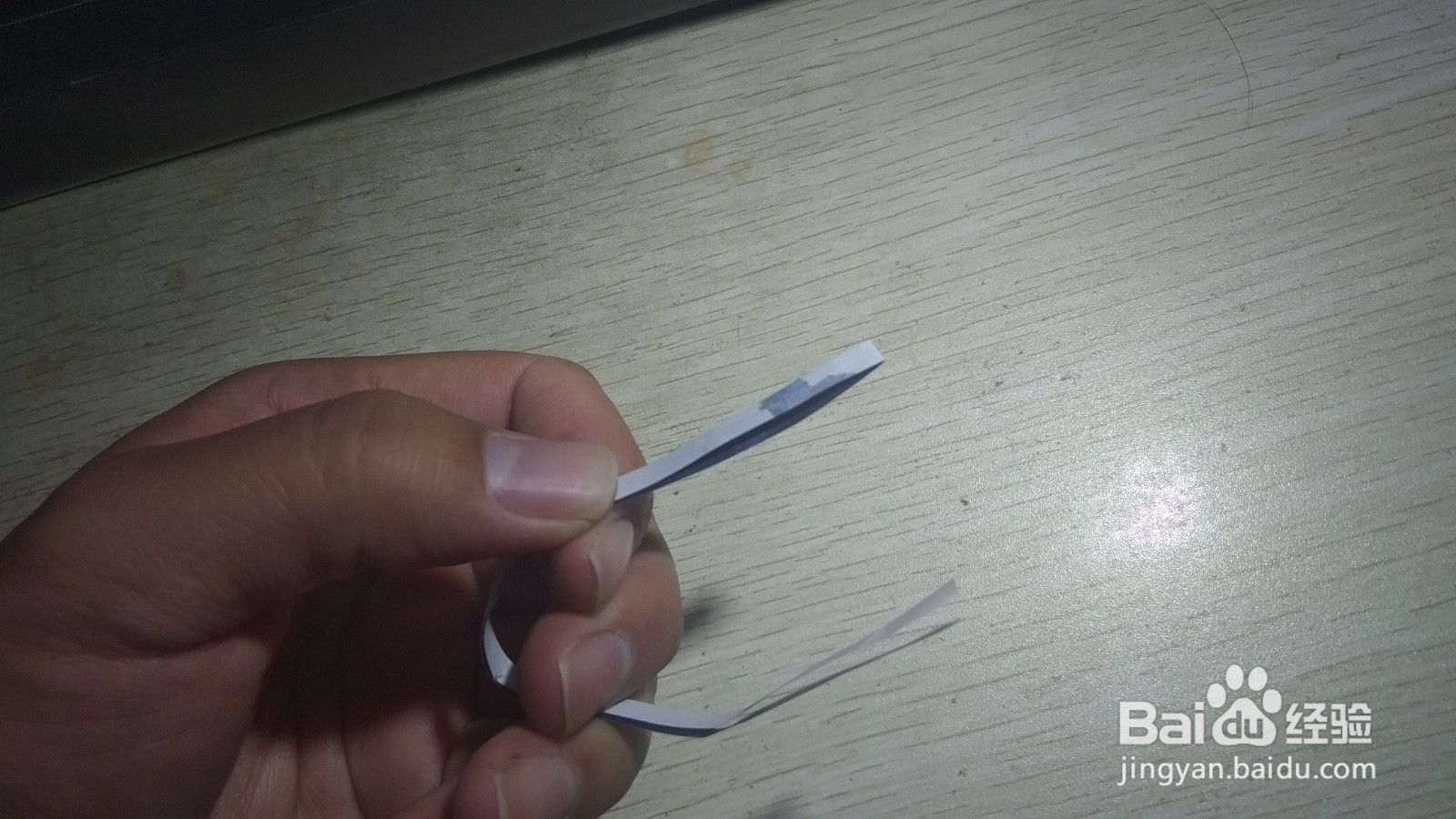 如何用细长的纸条做简易的手机支架