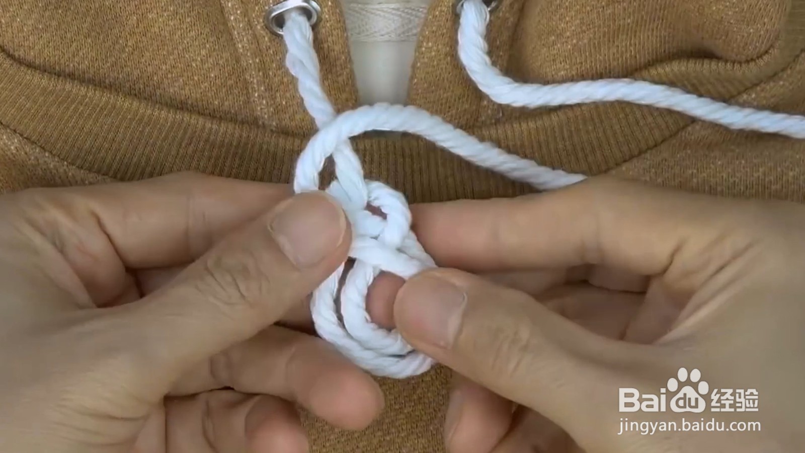 卫衣绳的花式打法，这样穿出去超有个性