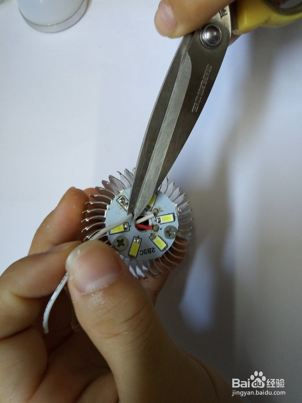 不用更换任何配件快速维修LED灯泡