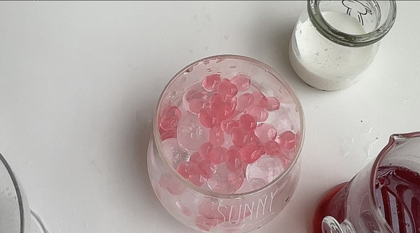 奶香蔓越莓冰饮