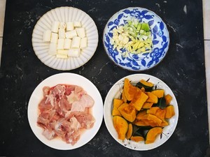 南瓜山药炖鸡腿的做法