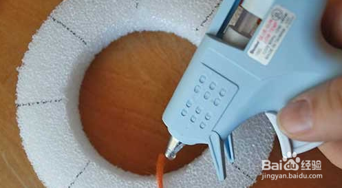 海绵上缠绕纱线 制作漂亮节日装饰烛台！