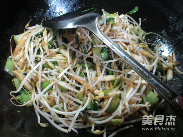 牛肉酱蔬菜炒面