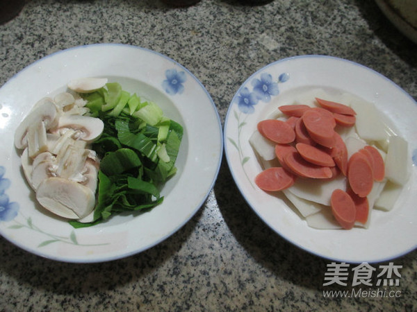 蘑菇青菜火腿肠年糕汤