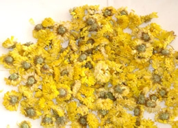 用菊花红茶包消除眼周浮肿