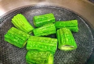 苦瓜酿香蕉的做法
