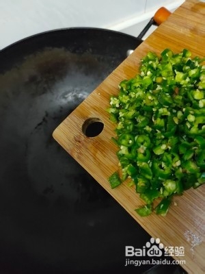 青椒蒜末皮蛋的做法