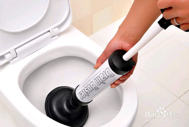 如何疏通堵了的坐便器呢?