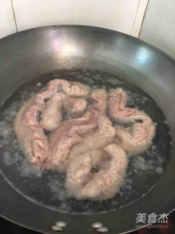 干锅肥肠的做法