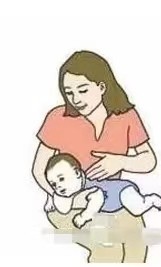 新生儿吐奶怎么办 拍嗝方法