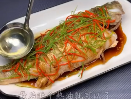 如何制作清蒸鲈鱼？
