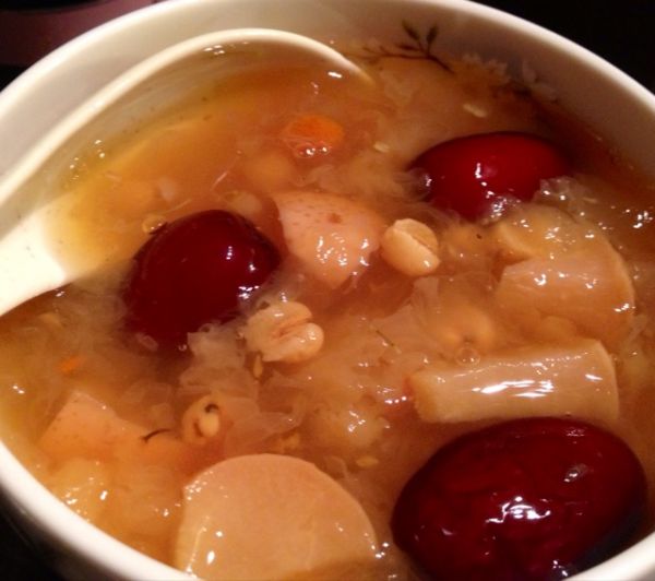 红枣雪梨薏仁银耳汤