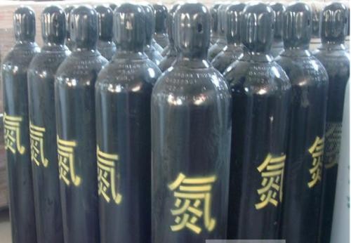 氮气可以充填食品的包装袋中用于防腐，其原因是