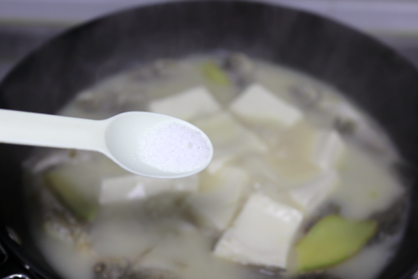 鲫鱼豆腐汤怎么炖好喝又营养